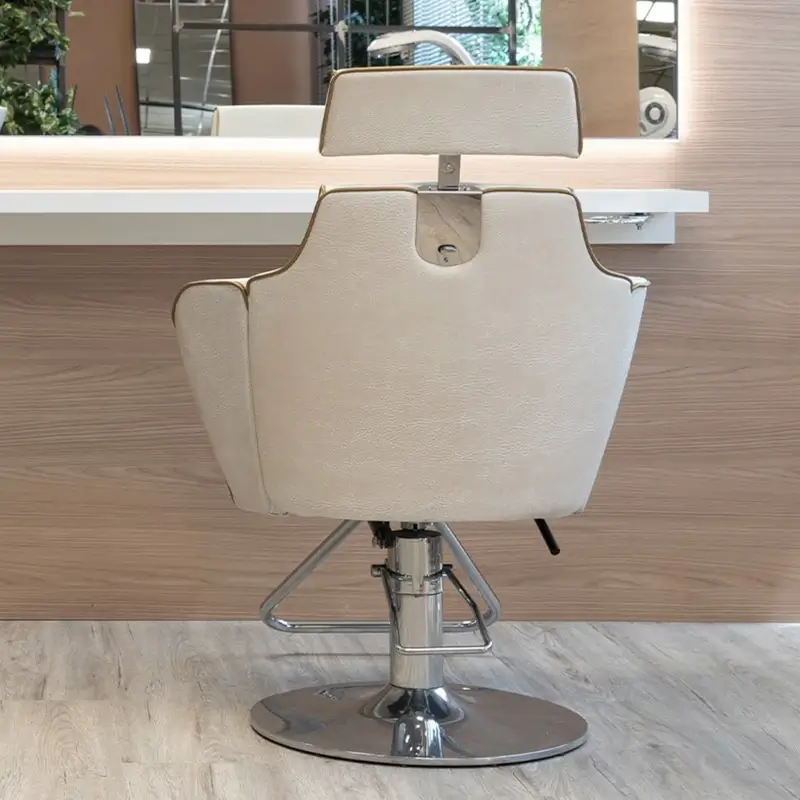 verstellbare-friseurstuhl-Rita-Rec-im-Salon