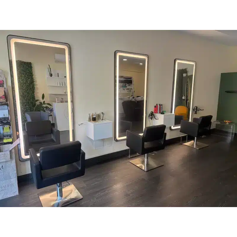Salon mit Friseurspiegel Rec